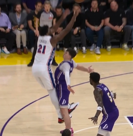 这姿势有点搞笑🤣恩比德诡异姿势造成拉拉维亚投篮犯规