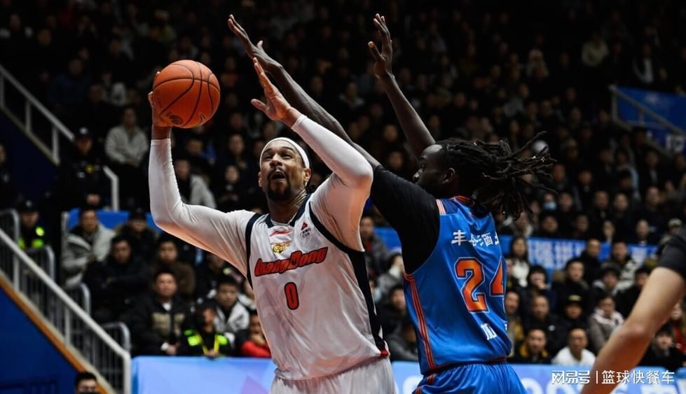 乐鱼官网-104比76狂胜28分!广东送辽篮苦主17连败:斩获1000胜杜锋笑了