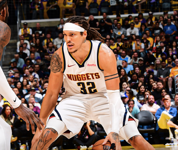 乐鱼在线-最多领先17分！湖人火力全开：东契奇16分8助，詹姆斯单节11分