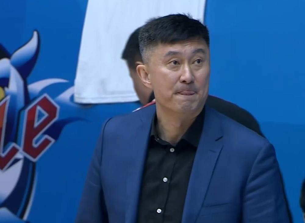 乐鱼官网-骂懵焦泊乔，杜峰打压式执教反噬球队，球迷高呼：该下课了