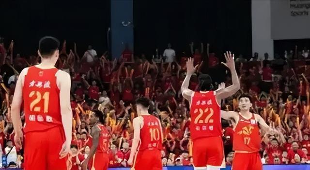 乐鱼在线-赛场礼仪引争议！.休赛后遗症显现，粤京战判罚尺度引球迷热议